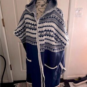 Navy and White Hooded Poncho nwt nib Freesize
